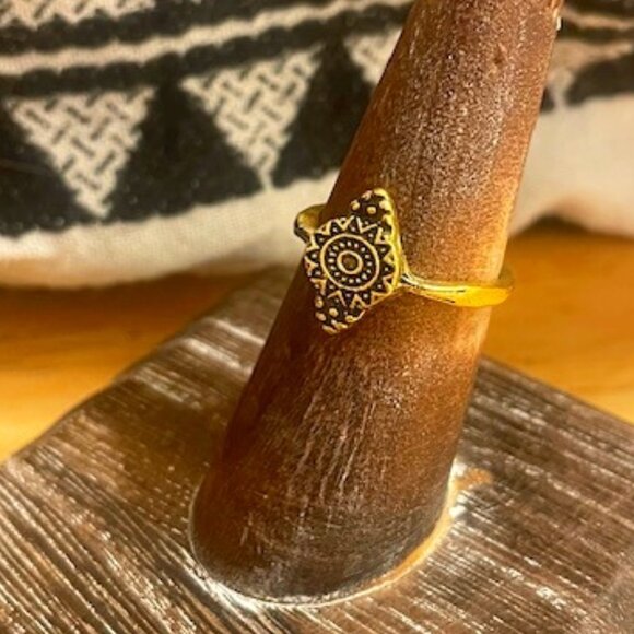 Gold Neoclassical Filigree Ring Size 7 - Picture 2 of 2